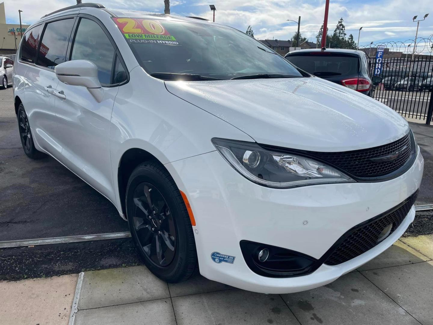 2020 WHITE /RED Chrysler Pacifica Hybrid Limited (2C4RC1N71LR) with an 3.6L V6 DOHC 24V HYBRID engine, CVT transmission, located at 744 E Miner Ave, Stockton, CA, 95202, (209) 944-5770, 37.956863, -121.282082 - Photo#1